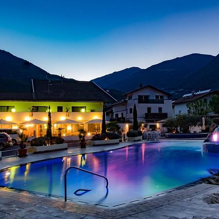 Schlosshof Charme Resort - Hotel & Camping Lana Exterior foto