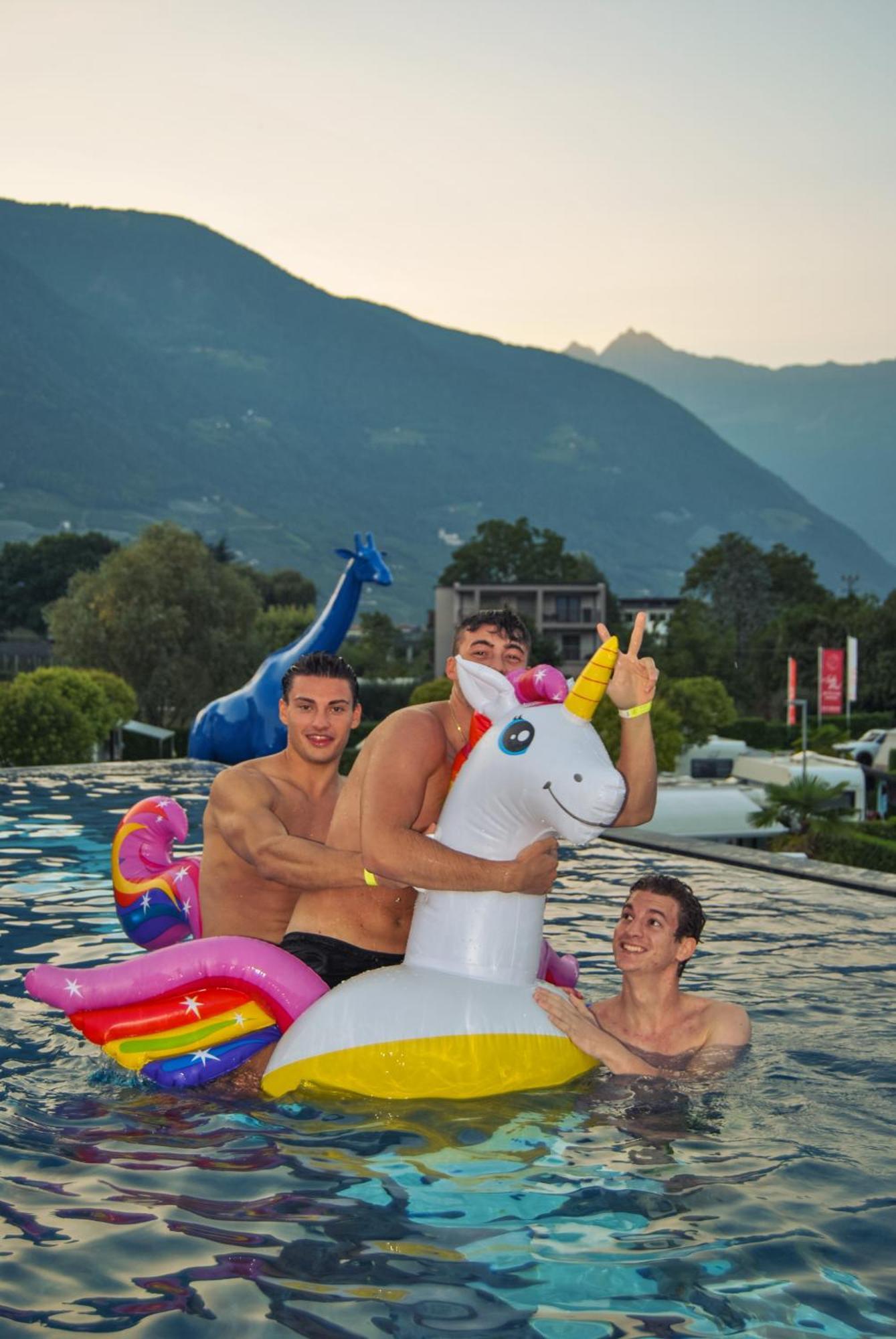 Schlosshof Charme Resort - Hotel & Camping Lana Exterior foto