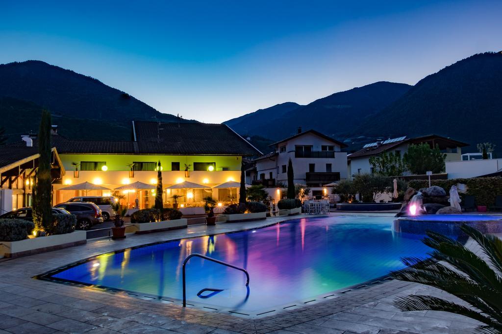 Schlosshof Charme Resort - Hotel & Camping Lana Exterior foto