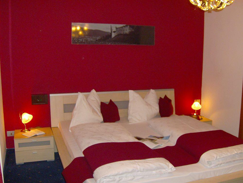 Schlosshof Charme Resort - Hotel & Camping Lana Exterior foto