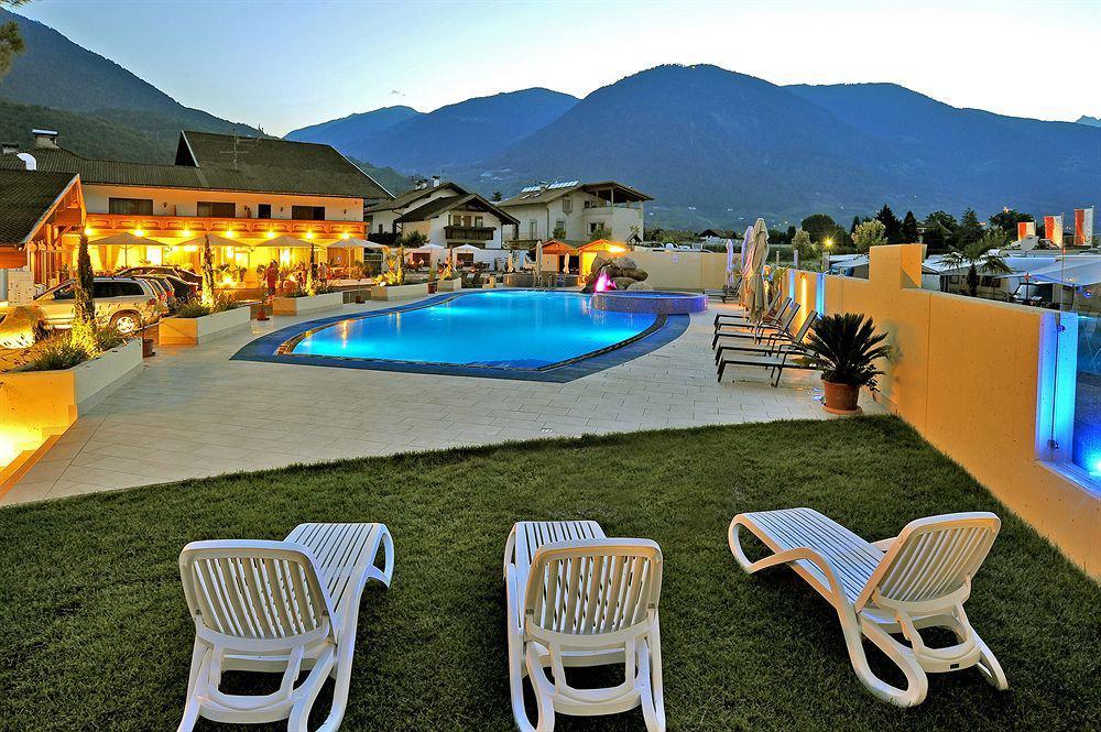 Schlosshof Charme Resort - Hotel & Camping Lana Exterior foto