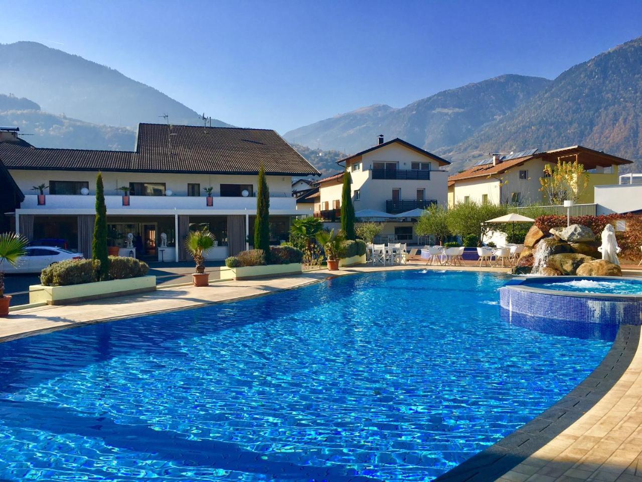 Schlosshof Charme Resort - Hotel & Camping Lana Exterior foto